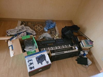 une photo d'une pièce en désordre où l'on voit un clavier et d'autres objets