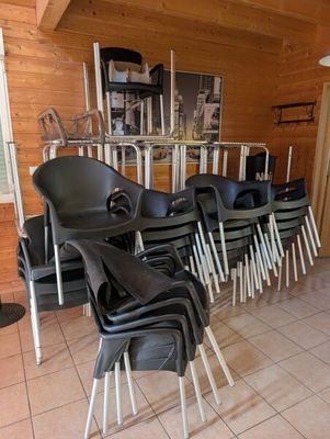 le nombre de chaises qui sont assises ensemble dans une pièce