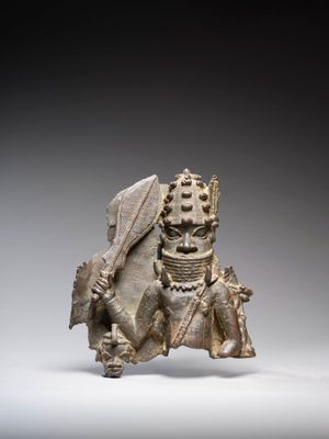 un gros plan sur la statue d'un homme portant un casque