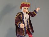 une marionnette représentant un homme suspendue à une ficelle