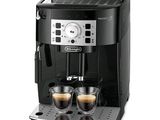 une machine à café DeLonghi avec deux tasses de café posées devant
