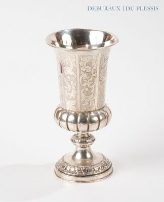 une coupe en argent posée sur une table