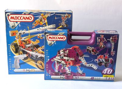 deux boîtes de legos sont posées l'une à côté de l'autre sur une surface blanche