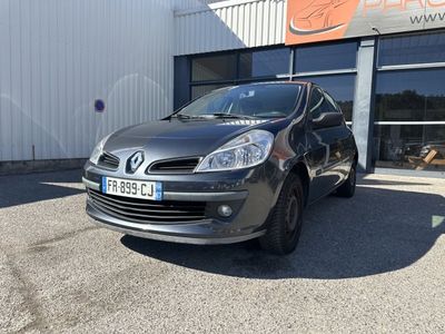 une photo d'une voiture garée devant un immeuble