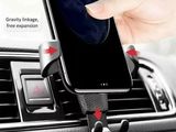 une photo d'une personne tenant un téléphone portable dans une voiture