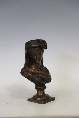 une image représentant un buste en bronze d'une femme posé sur un socle