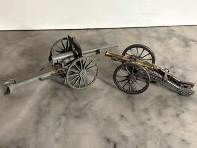 paire de canons anciens en fonte datant de la Guerre de Sécession, dont l'un est monté sur roues