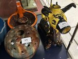 de nombreux vases exposés dans une vitrine