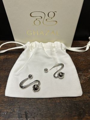 Lot de 16 paires de boucles d'oreille de marque GHAZAL - Col…