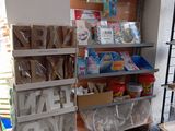 un magasin avec beaucoup d'articles sur les étagères