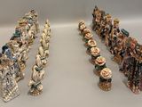 un grand nombre de figurines posées sur une table