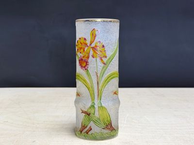 un vase en verre sur lequel sont peints un oiseau et des fleurs