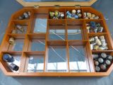 une boîte en bois contenant de nombreux objets différents