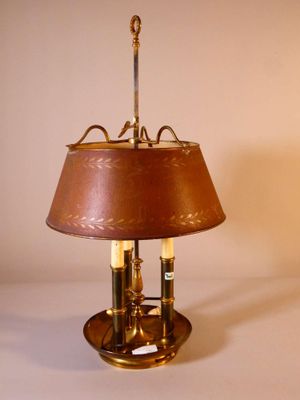 une lampe posée sur une table et munie d'un abat-jour