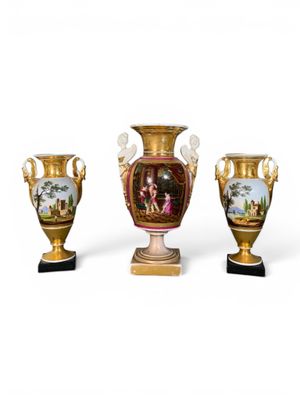 trois vases empilés les uns sur les autres sur une surface blanche