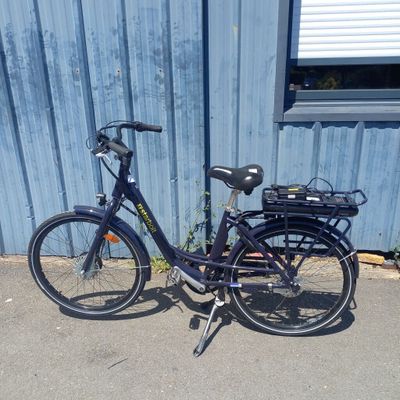 un vélo garé devant un bâtiment