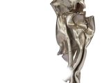 sculpture représentant une femme tenant un parapluie sur un fond blanc