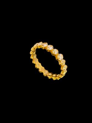 gros plan d'une bague en or sur fond noir
