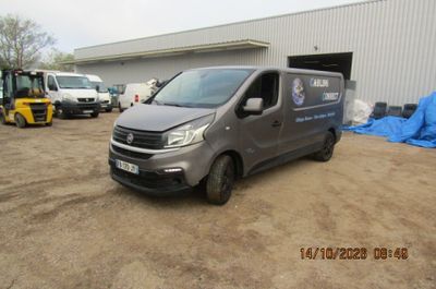 une camionnette garée devant un bâtiment