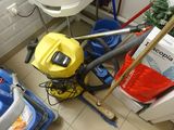 un aspirateur jaune et un seau bleu posés par terre