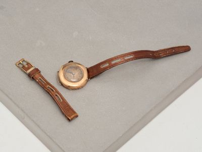une montre posée sur la table à côté d'une autre montre