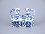 deux vases bleus et blancs placés l'un à côté de l'autre