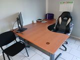 un bureau avec une chaise et un ordinateur dessus