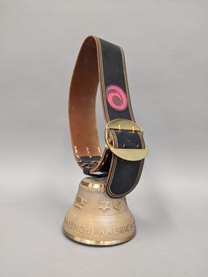 Maison ALBERTANO, La Sarraz. Cloche d'alpage en bronze marqu…