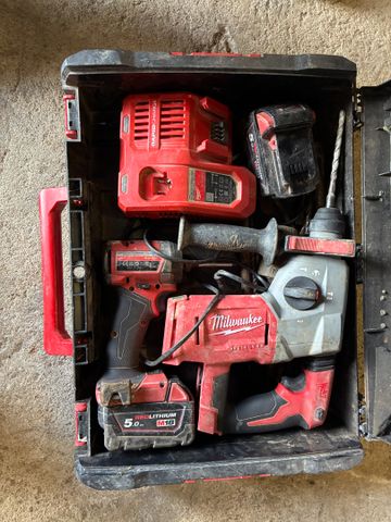 MILWAUKEE – Perforateur M18BCH et 1 boulonneuse M18FID3 sur batte...