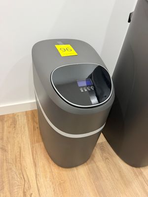 deux poubelles posées l'une à côté de l'autre sur le sol