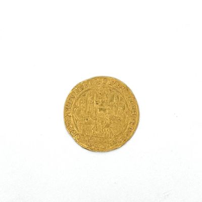 gros plan d'une pièce d'or sur une surface blanche