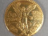 Gros plan sur une pièce d'or ornée d'un ange