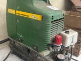 une machine verte posée sur une table
