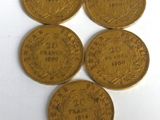 five gold coins with the names of different countries on them