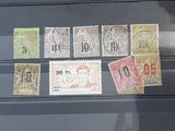 de nombreux timbres différents au dos d'un bus