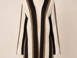 un cardigan rayé blanc et noir sur un mannequin