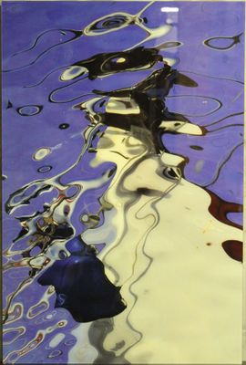 reflet d'un homme dans l'eau, à la surface d'un plan d'eau