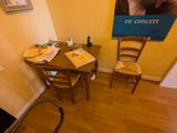 une petite table avec deux chaises et une affiche accrochée au mur