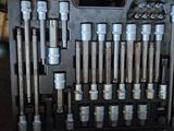 une boîte à outils contenant tout un tas d'outils