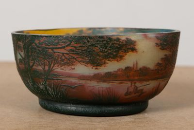 un bol orné d'une peinture, posé sur une table