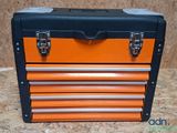 une boîte à outils orange et noire posée sur une table
