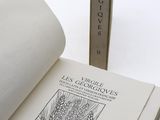 un livre ouvert sur lequel figure l'image d'une plante