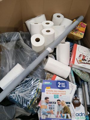 de nombreux rouleaux de papier toilette dans une boîte remplie de papier toilette