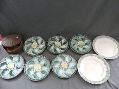 plusieurs assiettes et bols posés sur une table, à côté d'une boîte en bois