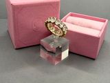 une boîte rose contenant une bague et une boîte rose contenant une bague