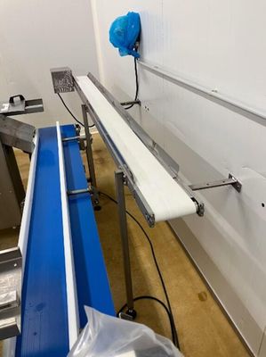 une image d'une bande transporteuse dans une usine