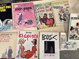 beaucoup de livres par terre avec des images dessus