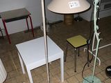 une lampe posée par terre à côté d'une table