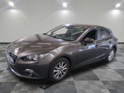 une photo d'une Mazda grise dans un showroom