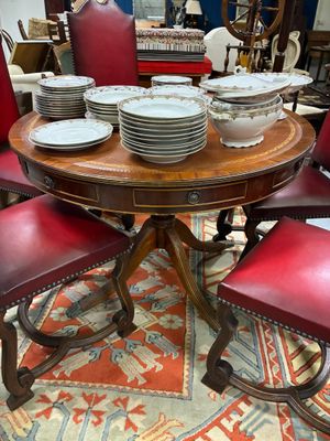 une table sur laquelle sont posées de nombreuses assiettes, dans une pièce